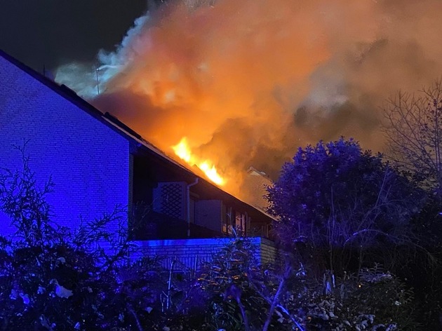 FW-SE: Dachstuhlbrand eines Mittelreihenhauses