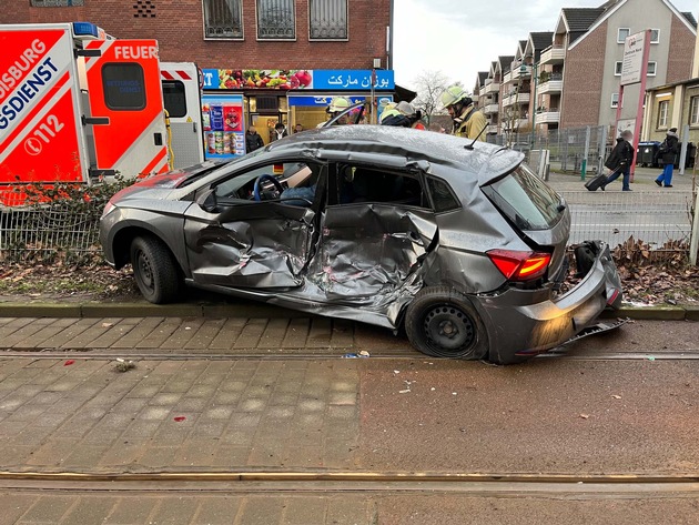 POL-DU: Alt-Hamborn: Beim Wenden mit Straßenbahn kollidiert - Drei Verletzte