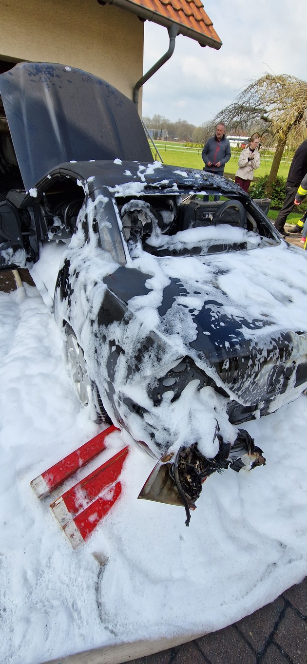 FFW Schiffdorf: Auto brennt in Garage - schnelles Eingreifen der Feuerwehr kann Ausbreitung verhindern