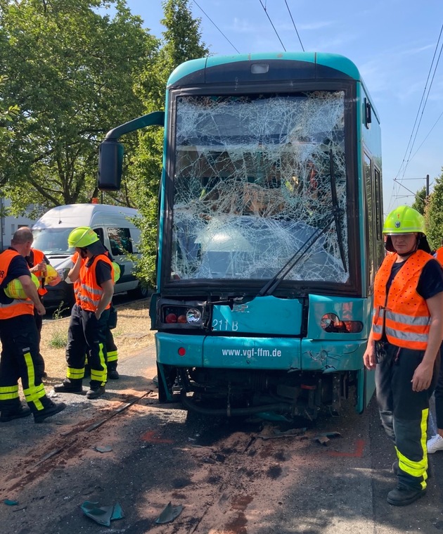 FW-F: Unfall zwischen Linienbus und Straßenbahn in Frankfurt-Friedberger Landstraße - sechs Personen verletzt
