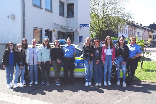 POL-PDTR: Mädchen machen sich ein Bild vom Beruf der Polizistin/ GirlsDay bei der Polizeiinspektion Saarburg und der Polizeiwache Konz