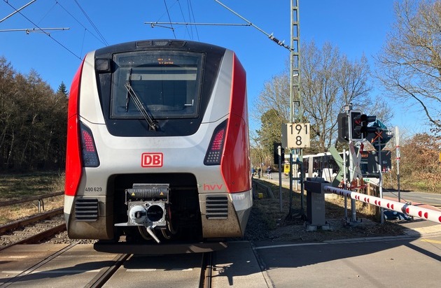 POL-STD: 22-jähriger Fahrer eines E-Scooter von S-Bahn erfasst und lebensgefährlich verletzt