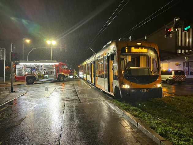FW Weinheim: Verkehrsunfall mit Straßenbahn sorgt für Feuerwehreinsatz in der Mannheimer Straße