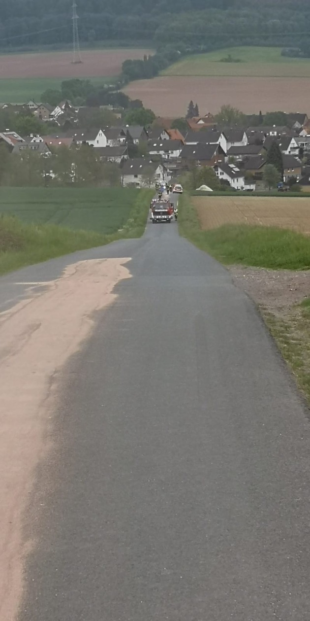 FW Lügde: Feuerwehr beseitigt mehrere Kilometer lange Ölspur