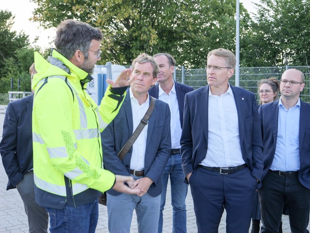 Ministerpräsident Daniel Günther eröffnet Wasserstofftankstelle von HY.Kiel