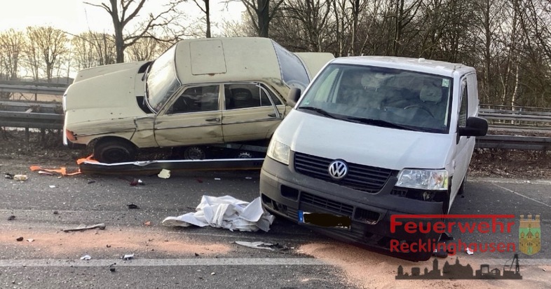 FW-RE: Schwerer Verkehrsunfall auf der BAB 43 - vier Verletzte, davon eine Person mit lebensbedrohlichen Verletzungen