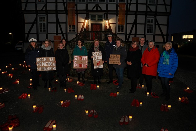 POL-PB: Gleichstellungsbeauftragte rufen zur Solidarität mit Opfern von Femiziden auf - 133 Paar rote Schuhe und Kerzen erinnern an getötete Frauen und Mädchen