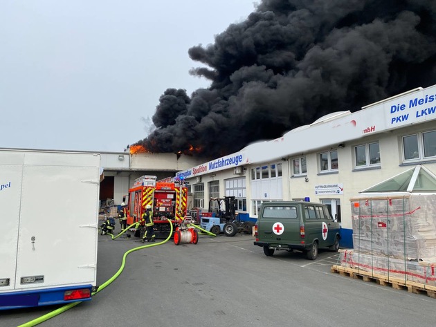 FW-MH: Brand einer Gewerbetriebshalle in Mülheim-Heißen.