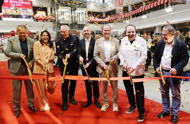 XXXLutz Deutschland: XXXLutz er&ouml;ffnet sein neues M&ouml;belhaus der Extraklasse in Rangsdorf: Die Brandenburg-Premiere geht mit Kunden, prominenten G&auml;sten und einem einzigartigen Event &uuml;ber die B&uuml;hne