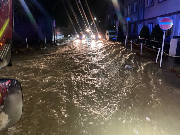 FW-DO: Wasserrohrbruch führt zu vollgelaufenen Kellern und Störungen im Berufsverkehr