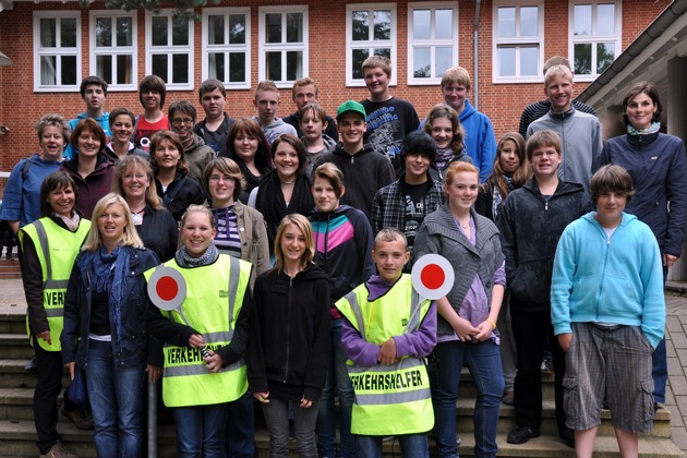 POL-WL: Neue Schulweglotsen für die Waldschule in Buchholz ++ Tostedt - Pkw in Brand gesetzt ++ Rosengarten/Sieversen - Carport ausgebrannt ++ Und weitere Meldung