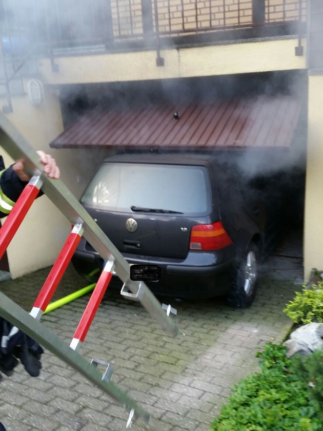FW-RE: Brennender PKW in Garage eines Wohnhauses