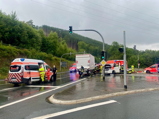 FF Olsberg: Verkehrsunfall mit Rettungswagen in Olsberg Bigge