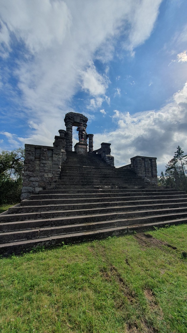 LPI-GTH: Denkmal beschädigt - Zeugen gesucht