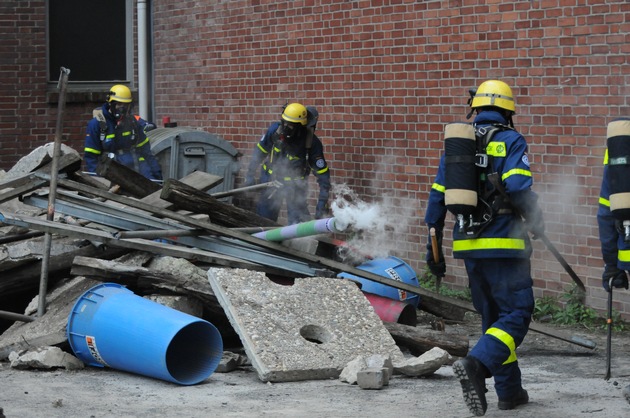 FW-DO: Feuerwehr, Technisches Hilfswerk und Deutsches Rotes Kreuz üben gemeinsam auf dem Gelände des ehemaligen Kraftwerk Knepper.