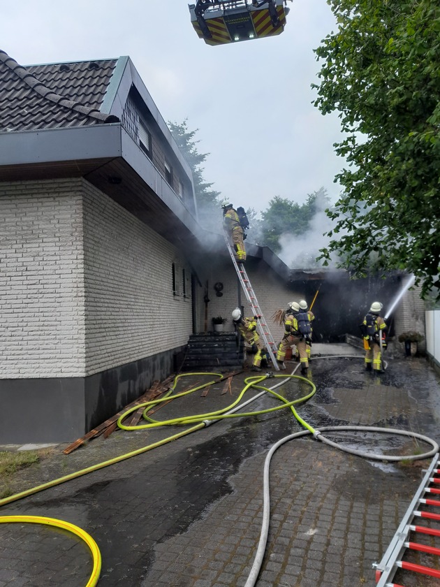 FW Bremerhaven: Garage in Vollbrand