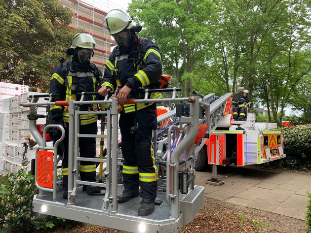 FW-BN: Feuer auf einem Flachdach in Bonn-Auerberg