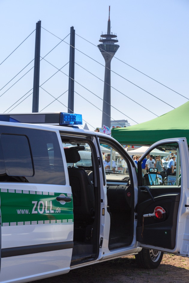 Zoll feiert mit beim 70. Geburtstag von NRW
- Hauptzollamt Düsseldorf präsentiert  Zoll von Nord bis Süd beim Bürgerfest