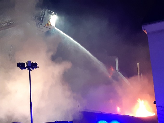 FW-DO: Leerstehendes Gebäude brennt vollständig aus - Feuerwehr die ganze Nacht im Einsatz