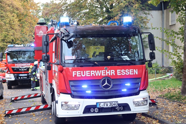 FW-E: E-Scooter brennt in einer Dachgeschosswohnung in einem Mehrfamilienhaus - Feuerwehr rettet zwei Wellensittiche
