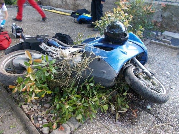 POL-PDLU: Heuchelheim bei Frankenthal - Motorradfahrer von Landstraße 453 abgekommen und schwer verletzt: