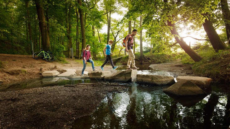 Thüringer Tourismus GmbH: Thüringen lädt zum Familienwandern ein: Naturerlebnisse für Groß und Klein in allen Regionen