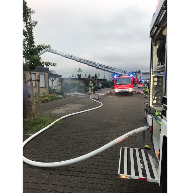 FW-BOT: Brennt PKW unter Carport / Feuer droht auf Wohnhaus überzugreifen