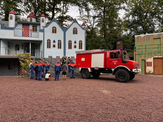 FW-AR: Zug 1 der Jugendfeuerwehr übt an Herdringer Freilichtbühne