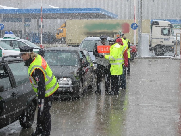 POL-CUX: Polizeiinspektion Cuxhaven / Wesermarsch zieht jeden Tag einen Raser aus dem Verkehr + Drogenfahrer weiter im Visier der Polizei / Steigerung des Entdeckungsrisikos um 40 Prozent