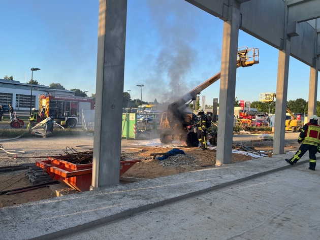 FW-ROW: Brand auf dem Gelände des neuen Feuerwehrhauses in Zeven