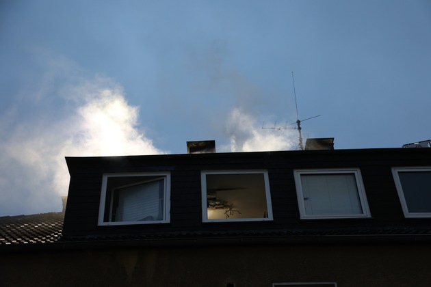 FW-E: Brand im Dachstuhl eines Mehrfamilienhauses - keine Verletzten Personen