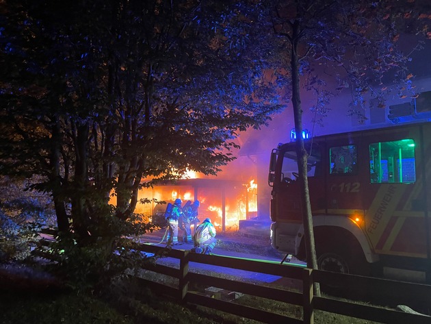 POL-STD: Carport zwischen zwei Reihenhäusern in Stade ausgebrannt - PKW komplett zerstört - Sachschaden ca. 50.000 Euro, Zwei Transporter an der Bundesstraße 73 in Ovelgönne aufgebrochen