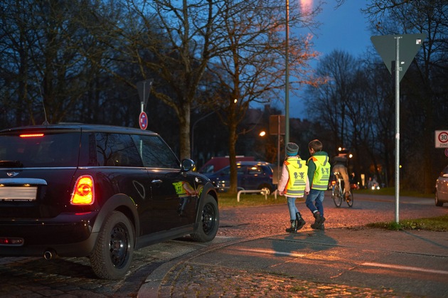 Unfallgefahr steigt in der dunklen Jahreszeit / Helle und reflektierende Kleidung schützt / Nicht alle Warnwesten sind gut