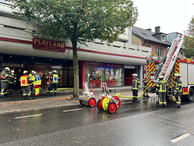 FW-WRN: Brand in einer Zwischendecke alarmiert die Feuerwehr