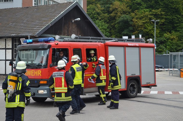 FW-Stolberg: Gesamtwehrübung der Feuerwehr Stolberg auf dem Betriebsgelände der DALLI-Werke GmbH &amp; Co. KG