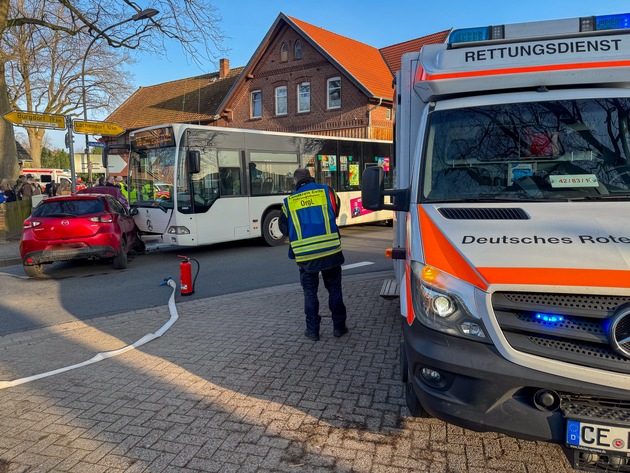 FW Flotwedel: Feuerwehr Eicklingen rückt zu Verkehrsunfall zwischen PKW und Schulbus aus