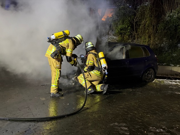 FW K&ouml;nigswinter: PKW ger&auml;t am Sonntagabend in Oberdollendorf in Brand