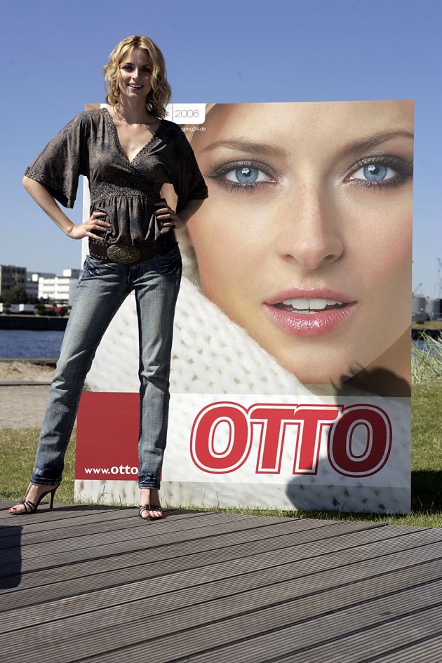&quot;Eva&#039;s Favoriten&quot;: Titelmodel Eva Padberg präsentierte heute in Hamburg ihre Lieblingsstücke im neuen OTTO- Katalog und auf www.otto.de
