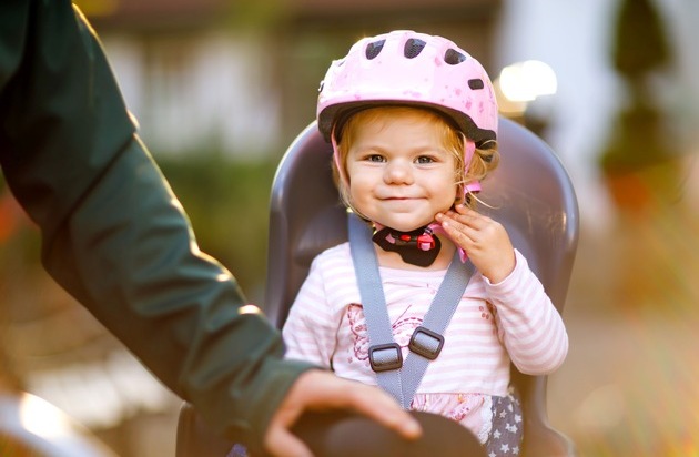 CosmosDirekt: Versicherungstipp | Fahrradanhänger & Co.: Kinder sicher mitnehmen