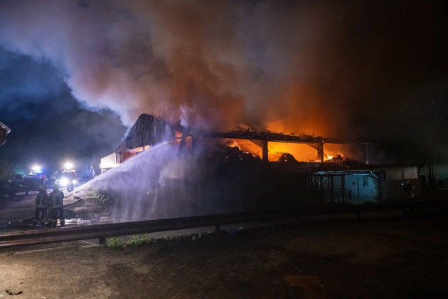 FW-SE: Großfeuer einer landwirtschaftlichen Lagerhalle beschäftigt die Feuerwehr