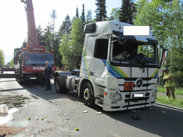 POL-SE: Bad Bramstedt - Segeberger Straße, B 206 / Gefahrguttransporter kippt auf die Fahrbahn