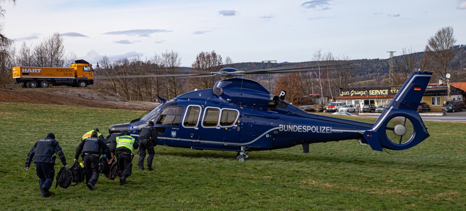 Bundespolizeidirektion München: Schwerpunkteinsatz der Bundespolizei / Hubschraubersprungfahndung an der deutsch-tschechischen Grenze