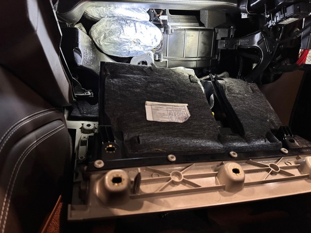 HZA-R: Zoll aus Selb nimmt Drogenschmuggler auf der A9 fest - Über 600 Gramm Marihuana hinter dem Handschuhfach versteckt