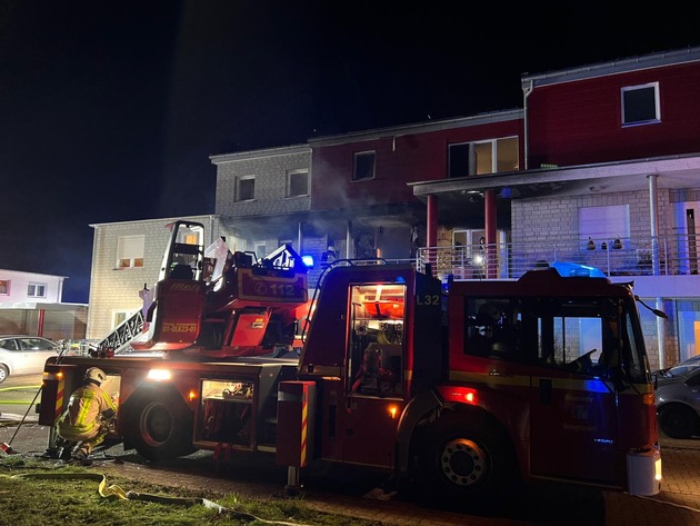 FW Grevenbroich: Erstmeldung: Ein Toter und zwei Verletzte nach Wohnungsbrand in Grevenbroich-Allrath