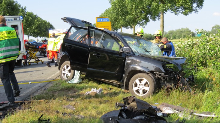 RKiSH: Schwerer Verkehrsunfall in der Nähe von Krempe (Kreis Steinburg) / Zwei Erwachsene lebensgefährlich und ein Kind leicht verletzt