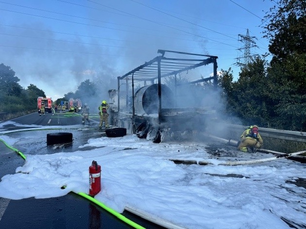 FW Ratingen: LKW Brand auf der A 44