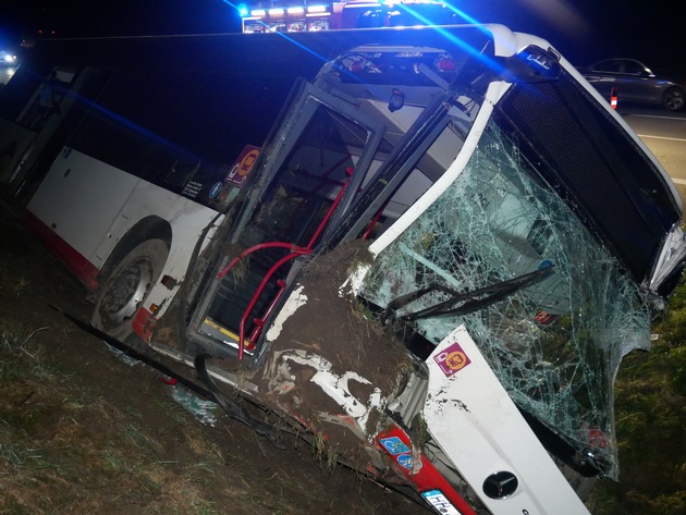 POL-ROW: ++ Hansalinie A1: Bus fährt auf Lkw - 32-jähriger Mann schwer verletzt ++