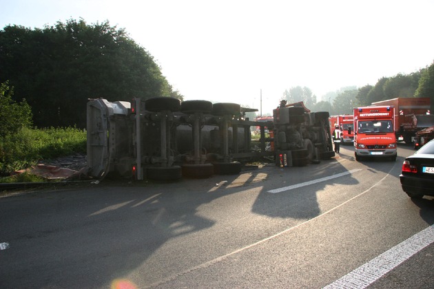 FW-E: Verkehrsunfall II., umgestürzter LKW auf A42 in der Autobahnanschlussstelle Bottrop-Süd (Foto verfügbar)