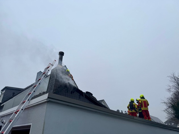 FW-Heiligenhaus: Kaminbrand in Heiligenhaus Isenbügel