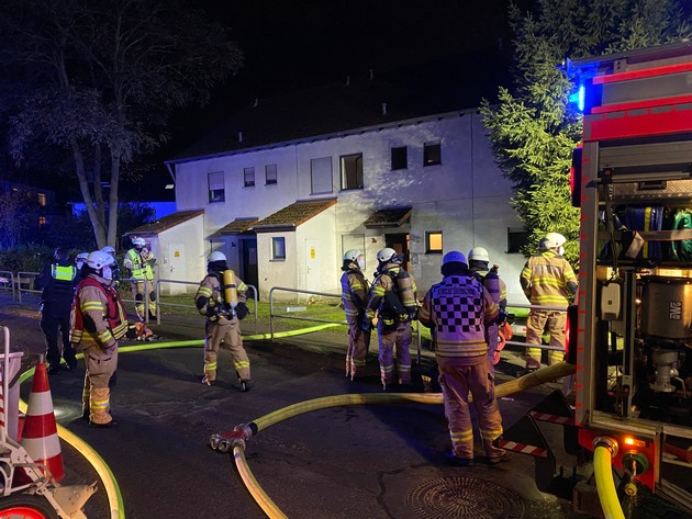 FW-GL: Feuerwehr rettet Person und Katze aus brennender Wohnung im Stadtteil Herkenrath von Bergisch Gladbach